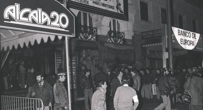 Policías y políticos delante de la discoteca Alcalá 20 la noche del incendio.
