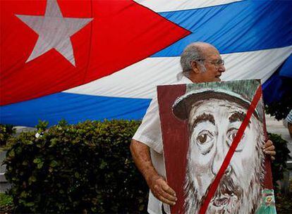 Un cubano muestra un cartel con la efigie de Fidel Castro en una calle de la Pequeña Habana, en Miami, el pasado  febrero.