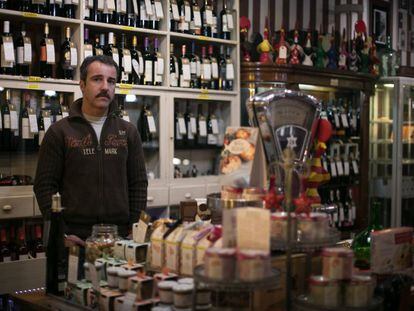 Carlos Armengol en su negocio de productos portugueses en Poblenou