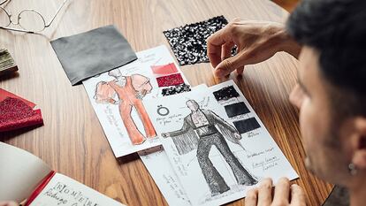 Los bocetos que Yolanda González y Constantino Menéndez han creado para el asturiano Rodrigo Cuevas, con las muestras de tejidos empleados. 