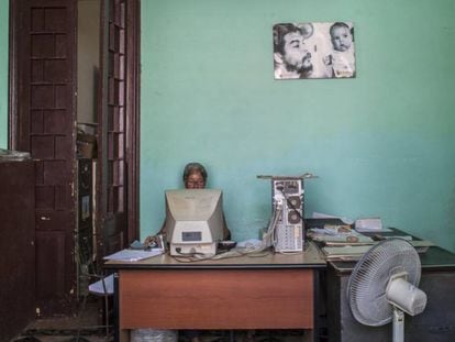 Oficina administrativa de un centro sanitario en la Habana Vieja.