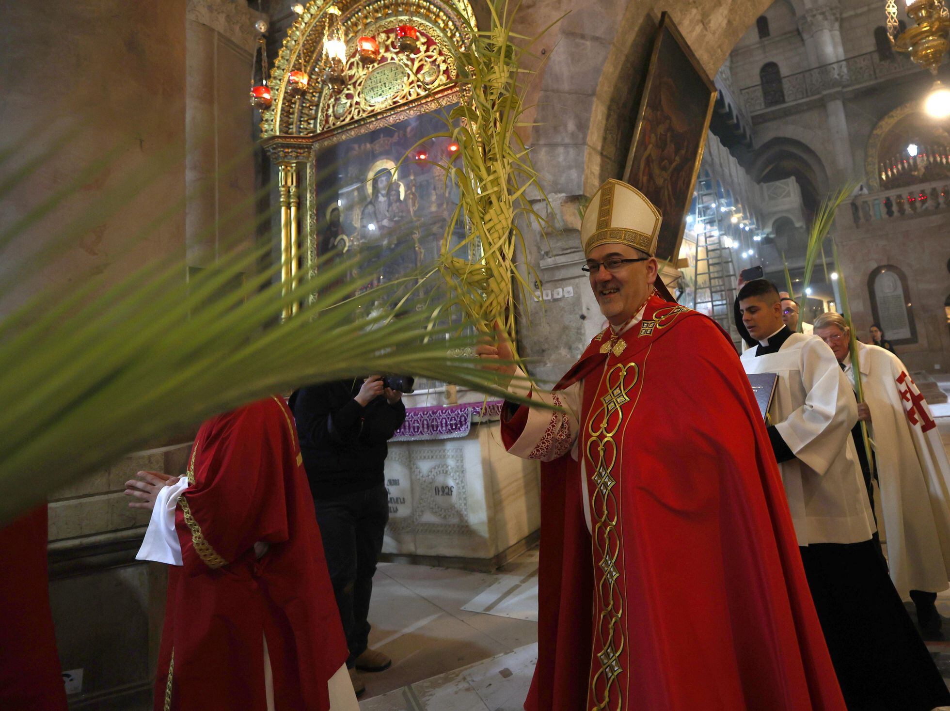 Pierbattista Pizzaballa, en la procesión de Domingo de Ramos, en el Santo Sepulcro de Jerusalén.