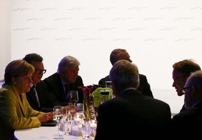 La canciller alemana, Angela Merkel, charla con el presidente del Bundesbank, Jens Weidmann (derecha), el pasado 19 de enero.
