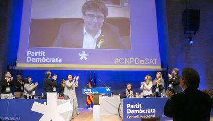 Artur Mas (derecha) aplaude antes de la intervenci&oacute;n de Carles Puigdemont en la reuni&oacute;n del PDeCAT.