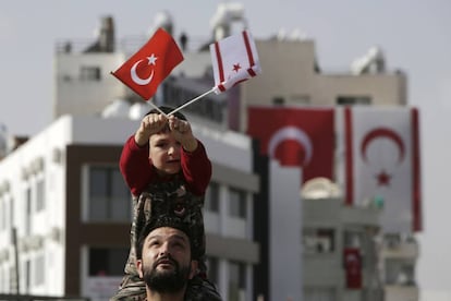 Un niño ondea las banderas turca y turcochipriota en Nicosia, durante la conmemoración de la independencia de la RTNC.