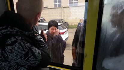 Un recluta ruso miraba a través de la ventanilla a su madre en el centro de Volgogrado, el sábado.