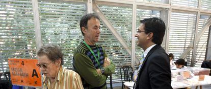 El alcalde de Vitoria y candidato por el PSE-EE, Patxi Lazcoz (dcha), y el cabeza de lista de Bildu, Kike Fernández de Pinedo, charlan en un colegio electoral del centro de Vitoria.