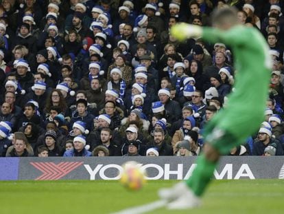 Aficionados del Chelsea durante un partido en fecha navide&ntilde;a.