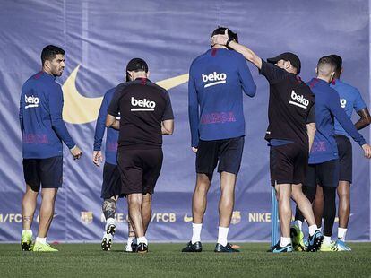 Gerard Piqué, que sobresurt pel seu 1,94 d'alçada, fa broma amb els seus companys durant un entrenament del Barça.