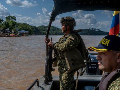 Hombres de la Armada nacional patrullan el río Caguán, en Cartagena del Chairá, Colombia, el 27 de septiembre de 2023.