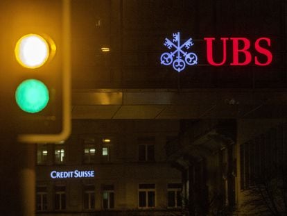 Los logos de los bancos suizos UBS y Credit Suisse en una calle de Zurich.