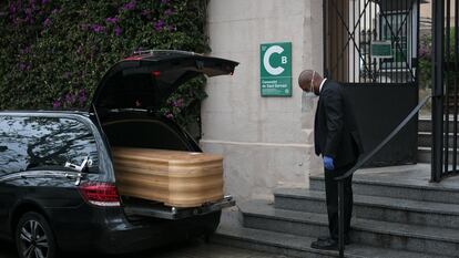 Inhumación a puerta cerrada de un persona fallecida por coronavirus en el cementerio de Sant Gervasi de Barcelona, en marzo de 2020.