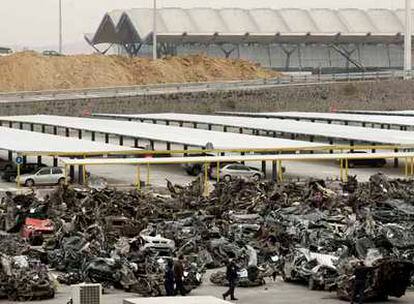 Vehículos afectados por la bomba que ETA hizo estallar el 30 de diciembre en el aeropuerto de Barajas.