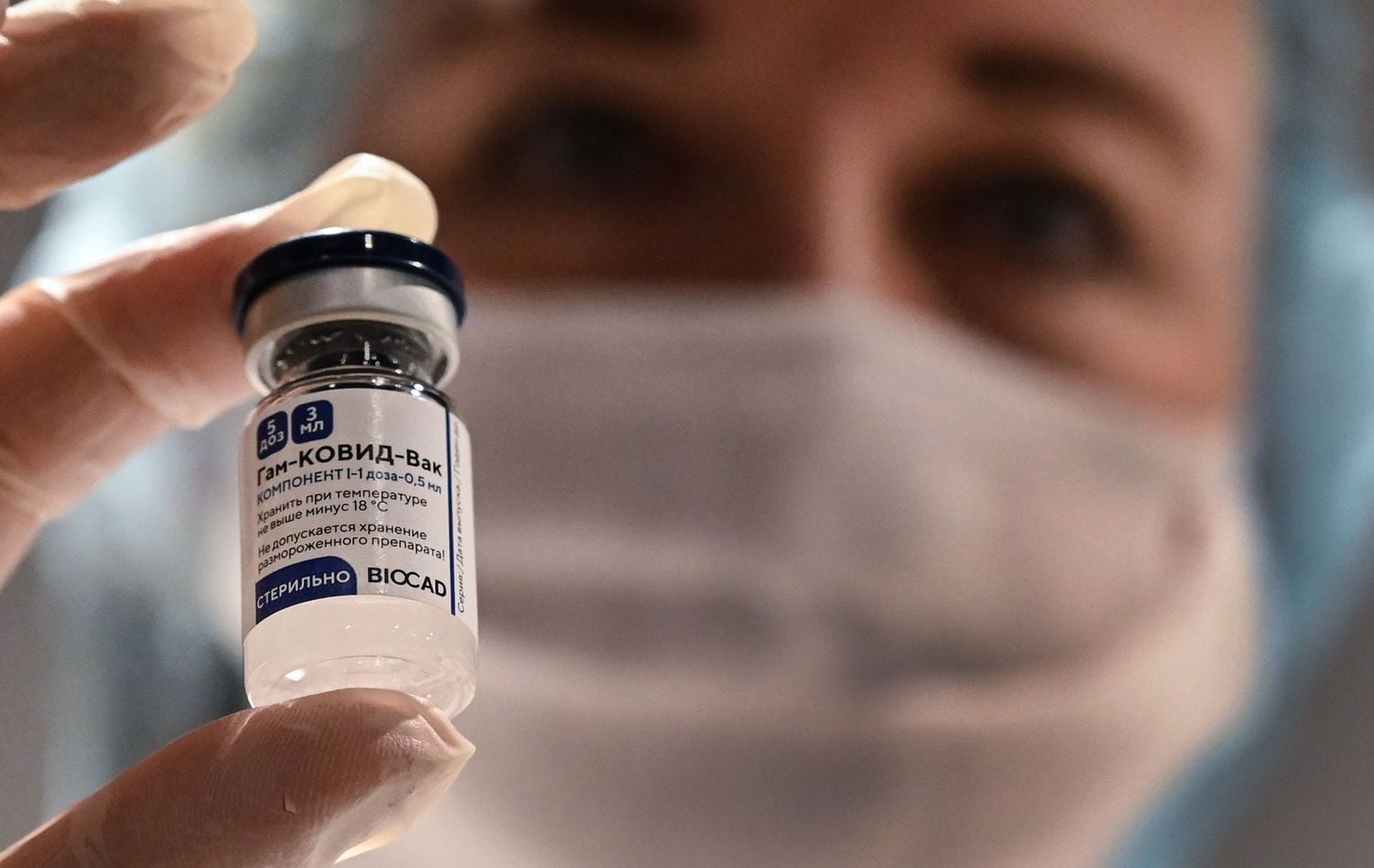 Un trabajador sanitario sostiene un frasco de la vacuna rusa Sputnik V.