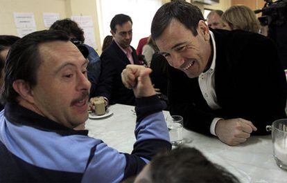 Tomás Gómez, durante su visita el centro ocupacional Magerit.