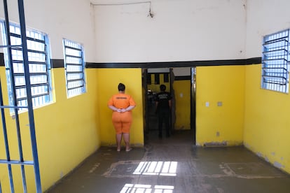 Una mujer privada de libertad en el pasillo principal de la Penitenciaría Femenina Carlos Alberto Jonas Giordano, en Corumbá (Brasil).