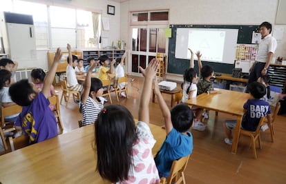 Un grupo de niños reciben un curso de tecnología en una escuela de Tokio.