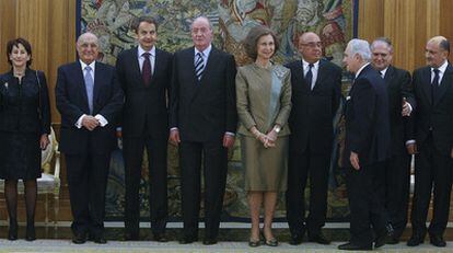 Los Reyes presidieron ayer la jura de los magistrados del Constitucional. De izquierda a derecha, Adela Asúa; Francisco Hernando; Zapatero, el Rey y la Reina, el presidente del Senado, Javier Rojo; el del Supremo, Carlos Dívar; Luis Ignacio Ortega y Francisco Pérez de los Cobos.