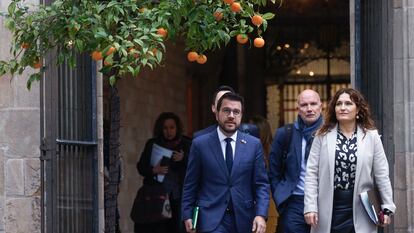 El president Pere Aragonès y la consejera Laura Vilagrà este martes en el Pati dels Tarongers. / Quique García