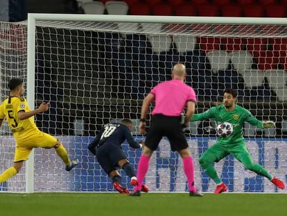 Neymar se anticipa a Achraf para meter el 1-0.