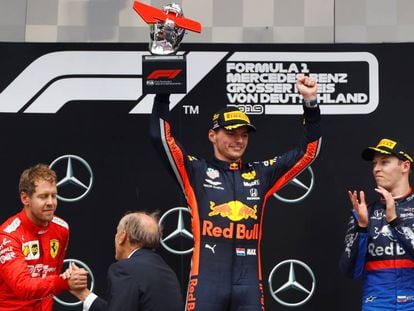 El ganador del GP de Alemania, Max Verstappen, junto a Sebastian Vettel (i) y Daniil Kvyat (d).