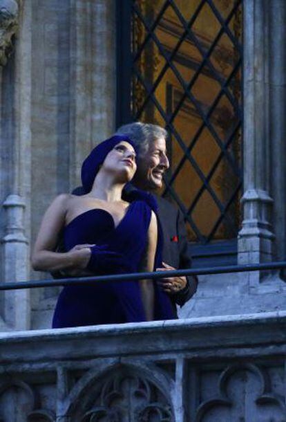 Lady Gaga y Tony Bennett, en el balcón del Ayuntamiento de Bruselas.