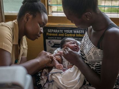 Una enfermera inyecta la vacuna contra la malaria a un bebé en la clínica Ewim de Cape Coast, en Ghana, en febrero de 2020.