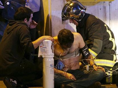 Una víctima recibe asistencia cerca de la Sala Bataclán, en París.