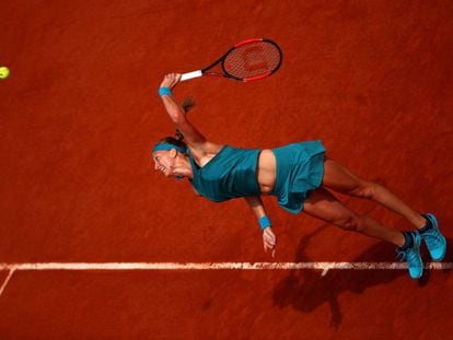 La checa Petra Kvitova sirve a la paraguaya Ver&oacute;nica Cepede Royg en la presente edici&oacute;n del Roland Garros