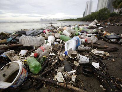 Bahía de Panamá con basura y residuos hoy, martes 23 de octubre de 2018, en Ciudad de Panamá.