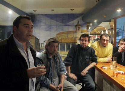 De izquierda a derecha, Pedro Sánchez, alcalde de Yebra, Juan, Pedro, Ángel (hermano del edil) y el dueño del bar. Abajo, el almacén nuclear holandés que visitaron.