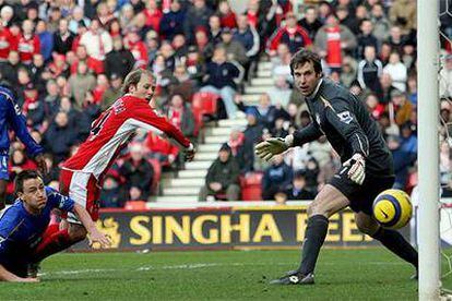 Cech ve pasar el balón en el tercer gol del Middlesbrogh, con Mendieta de testigo.