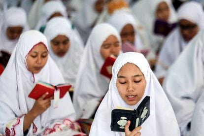 Estudiantes musulmanas leen el Corán durante la primera jornada del Ramadán en una escuela musulmana Medán (Indonesia), el 17 de mayo de 2018.