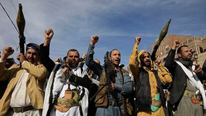 Varios hutíes portan armas durante una protesta en apoyo del pueblo palestino, en la ciudad de Saná (Yemen), el pasado 28 de febrero.