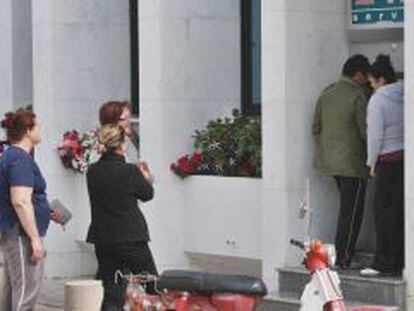 Gente sacando dinero en cajeros de Nicosia, Chipre.