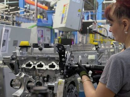 Una empleada en la cadena de montaje de Dacia en Pitesti, en Rumania. En vídeo, el reportaje completo.