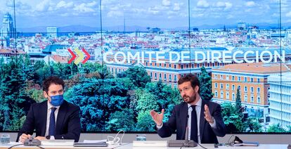 El presidente del PP, Pablo Casado (derecha) y el secretario general del PP, Teodoro García Egea, durante a reunión del Comité de Dirección de la formación, a finales de febrero.