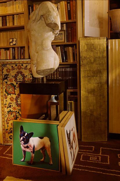 En el apartamento de via Solférino en París, un retrato de Moujik, el bulldog francés de Saint Laurent pintado por Andy Warhol, bajo un torso antiguo.