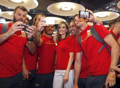 La reina Letizia posa junto al equipo olímpico español en el aeropuerto Adolfo Suarez de Madrid.