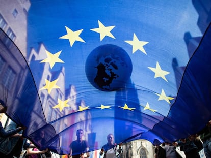 Estudiantes ondean una bandera de la Unión Europea durante una marcha en defensa del medio ambiente, en Muenster (Alemania), en mayo de 2019.