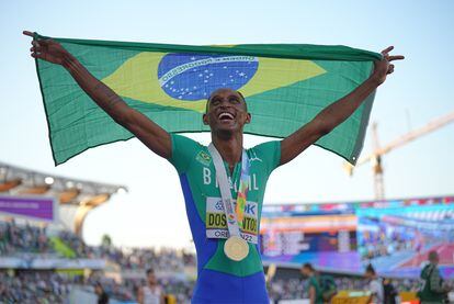 Alison dos Santos celebra su medalla de oro en el 400m vallas masculino, donde rompió el dominio del noruego Warholm.