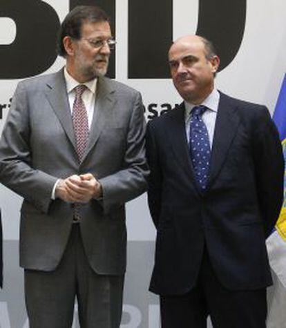 El presidente del Gobierno, Mariano Rajoy, y el ministro de Econom&iacute;a, Luis de Guindos.