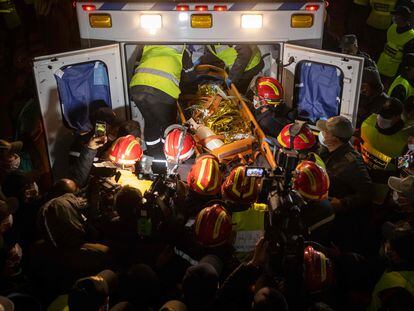 Miembros del servicio de emergencias introducían, el sábado, el cuerpo del niño Rayan en una ambulancia tras sacarlo del pozo.