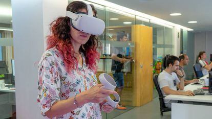 Una mujer trabaja con unas gafas de realidad virtual.