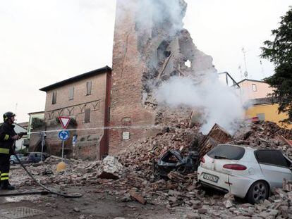 Un bombero trabaja junto a los escombros de un edificio.