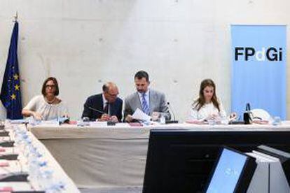 Foto cedida por la Fundación Príncipe de Girona de los Príncipes Don Felipe (2d) y Doña Letizia (d) presidiendo la reunión del Patronato de la Fundación, junto a su máximo responsable, Antoni Esteve (2i) , y a su directora general, Mónica Margarit (i).