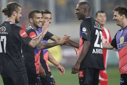 El francés Abidal saluda a Alves y Osvaldo.