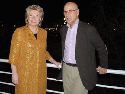 Fotografía facilitada por Unió de su secretario general, Josep Antoni Duran Lleida, junto a la vicepresidenta de la Unión Europea, Viviane Reding, antes de la cena que mantuvieron anoche en Barcelona.