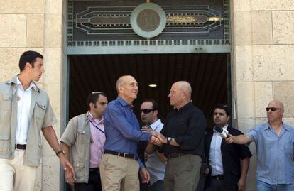 Ehud Olmert abandona el juzgado esta mañana en Jerusalem.