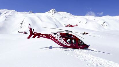 Helicópteros de rescate, en la ladera del Petit Combin (Suiza) el pasado 2 de abril tras el accidente que causó la muerte a tres personas.